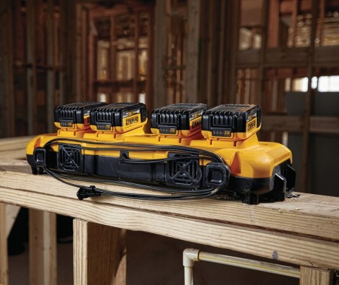 Ładowarka wielonapięciowa DeWALT DCB104 z 4 gniazdami 8A XR