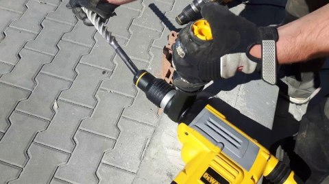 Młot udarowy SDS Max sieciowe DeWalt 10,5 J 1350 W 230 V D25614